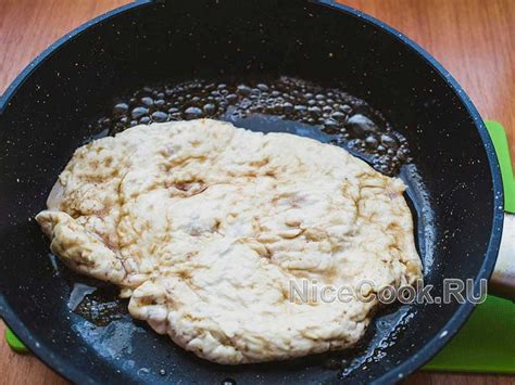 Обжариваем куриное мясо на сковороде