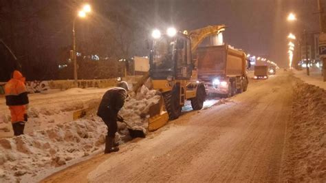 Предельное внимание к безопасности при уборке снега в местах с автотранспортом