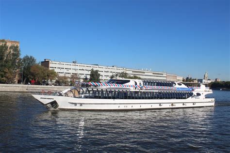 Различные типы судов для водных прогулок