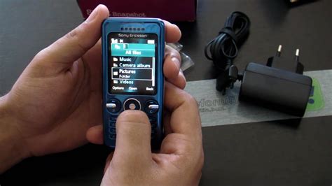 Установка аккумулятора в мобильный телефон Sony Ericsson S302