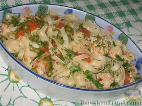 Фасольная лапша с копченым куриным мясом и перцем